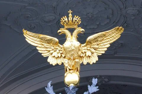 Golden double-headed eagle on the gates of the Hermitage. A symbol of tsarist 写真素材
