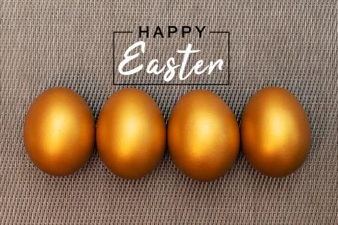 Golden Easter egg, happy Easter sunday hunt holiday decorations Foto stock