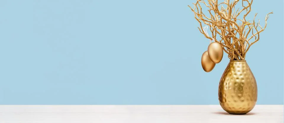 Golden Easter eggs on branches in a vase Foto stock