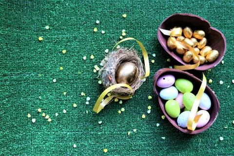 Golden Easter eggs on a green background Foto stock