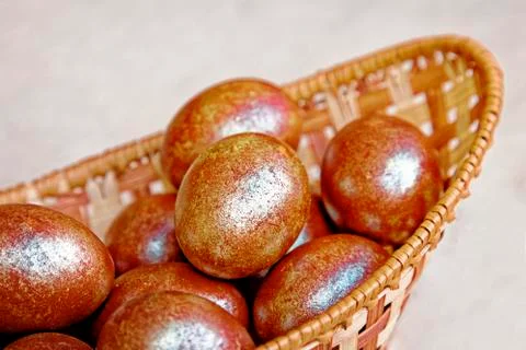 Golden Easter eggs in a wicker basket. Holiday food. Stock-Fotos
