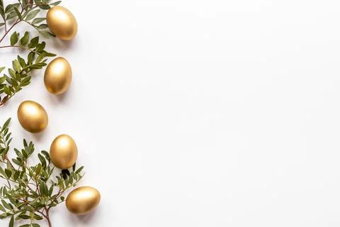 Golden eggs with green tree. Easter decoration background. Top view Foto stock