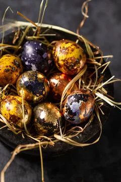 Golden eggs in nest. Easter eggs. easter decoration Foto stock