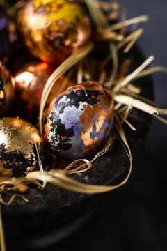 Golden eggs in nest. Easter eggs. easter decoration Foto stock
