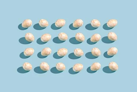 Golden eggs. Pattern at blue background. Easter concept Foto stock