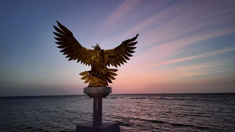 Golden falcon statue overlooking the Red Sea in Jeddah, Saudi Arabia, at sunset Stock Footage 306288032