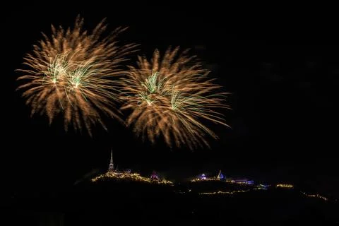 Golden Fireworks Exploding Above Phra Nakhon Khiri Historical Park In Phetc.. Foto stock