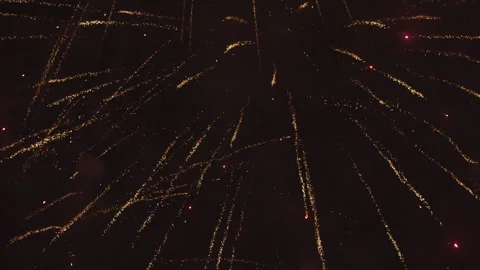 Golden Fireworks Exploding in Night Sky Vidéo 330044121