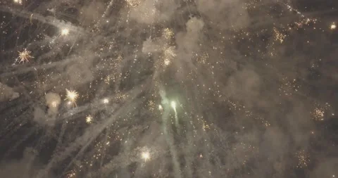 Golden fireworks exploding in night sky during celebration Vídeos de archivo 337420119