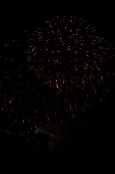 Golden Fireworks Exploding in Night Sky over River Festival Celebration Foto stock