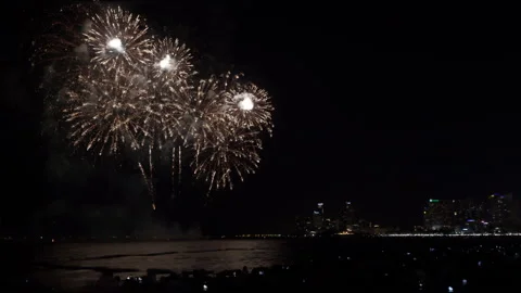 Golden Fireworks Exploding Over Coastal City Skyline In Pattaya Thailand Wi.. Stockbeeldmateriaal 338384463