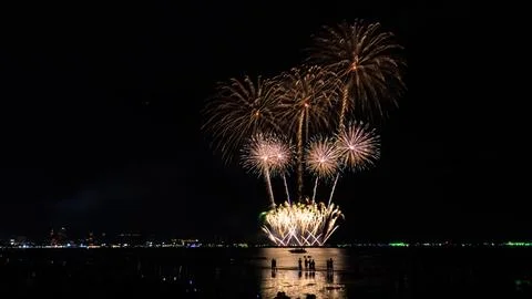 Golden Fireworks Exploding Over Crowd At Pattaya Beach Night Celebration Lo.. 스톡 사진