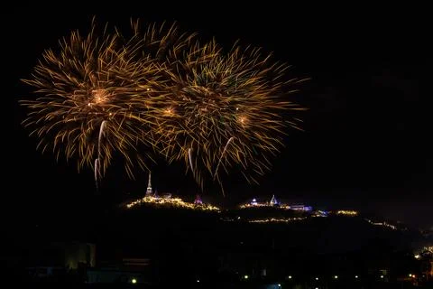 Golden Fireworks Exploding Over Phra Nakhon Khiri Historical Park At Night .. Foto stock
