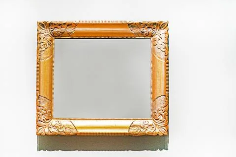 Golden frame profile with plaster elements in the Baroque style on a light .. 库存照片