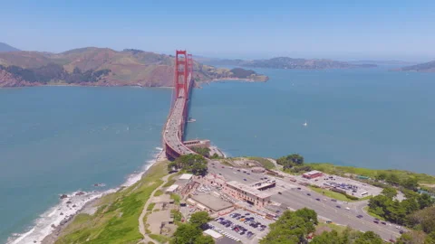 Golden Gate Bridge Aerial Pullback View Over San Francisco Bay and Presidio 01 库存影片 335429997