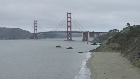 Golden Gate Bridge From Baker Beach Panning Shot Overcast Day Vídeos de archivo 344915925