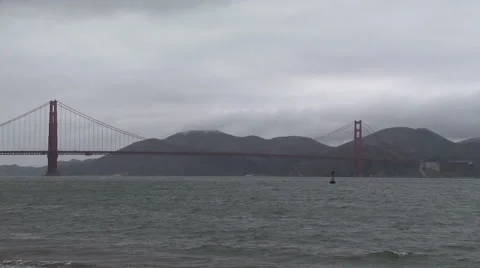 Golden Gate  Bridge on cloudy day Vídeo Stock 46866985