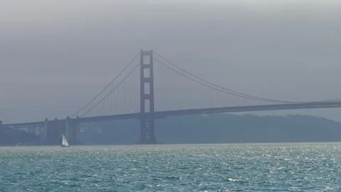 Golden Gate Bridge on a cloudy day as seen from a boat - slow motion clip Stockbeeldmateriaal 345055148