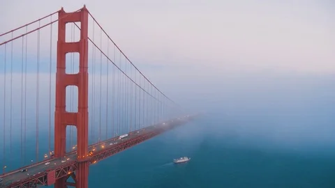Golden Gate in the fog 動画素材 79783362