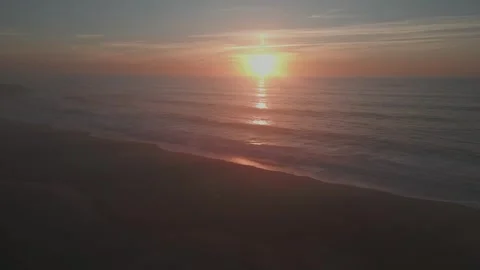 A golden glow begins to show while rhythmic waves will softly flow Vidéo 333374324