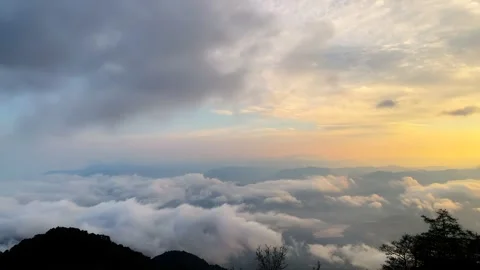 Golden Hour Cloud Sea Timelapse Over Majestic Mountains in China Vídeo Stock 335984680