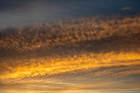 Golden Hour Clouds at Sunset Stock-Fotos