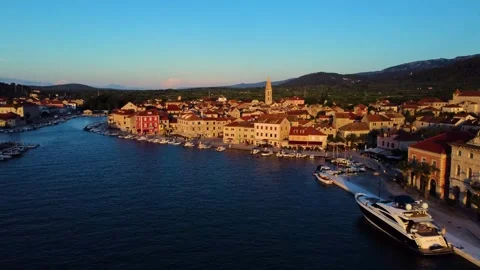 Golden hour drone view of stari grad port in hvar croatia Vidéo 340182239