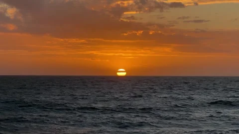 Golden Hour Ocean Sunset Over Rough Waves Serene Horizon View and Nature's Stockbeeldmateriaal 336798144