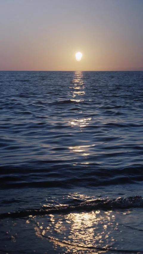 Golden Hour Ocean Sunset Reflection, Serene Seascape With Sun Path On Water Vidéo 334815148