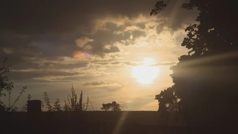 Golden Hour Over Silhouetted Fields With Creamy Soft Lens Flare. Vídeos de archivo 107282476