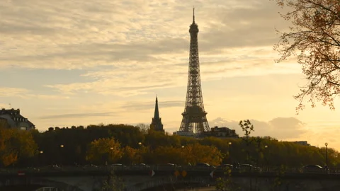 Golden Hour Time-lapse of Eiffel Tower and Paris Skyline Over Seine River at Sun 스톡 동영상 331614327