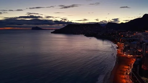 Golden hour view over tranquil seawater. Peaceful bay with glowing reflections Vídeo Stock 342362535