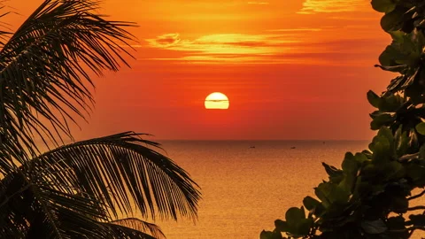 A Golden Idyllic Sunset. The Sun Sets Into The Waters of The Gentle Ocean Video stock 259284647