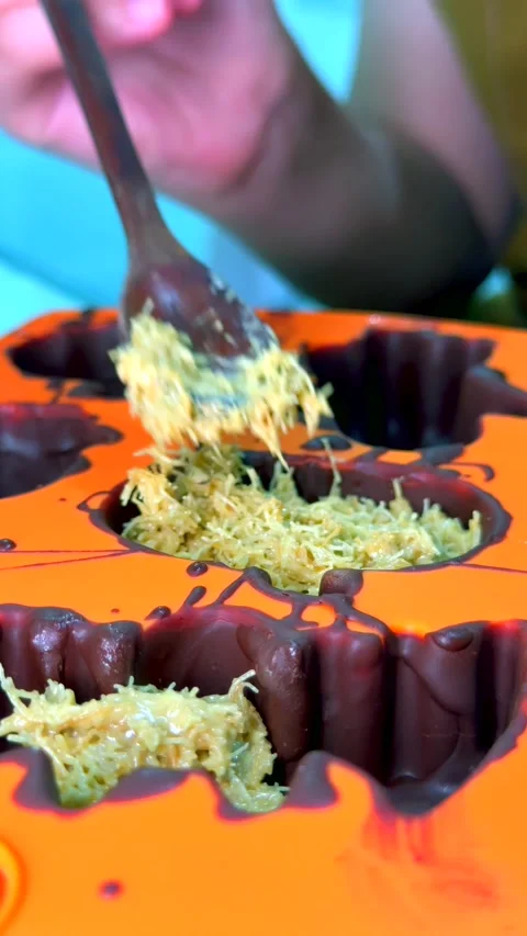 Golden kunafa strands gently pressed into glossy chocolate shells. Slow dessert 스톡 동영상 343477830