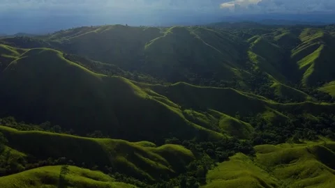 Golden Light Across Endless Green Hills in the Philippines Vídeos de archivo 341357518