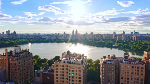 Golden light over Central Park reservoir and skyline, New York Vídeo Stock 339678075