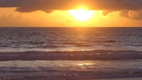 The golden light of the sunset on the beach 库存影片 116416708