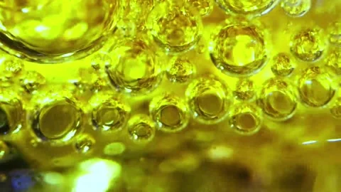 Golden liquid bubbles flowing in abstract motion background. Shimmering amber pa Vidéo 340456432