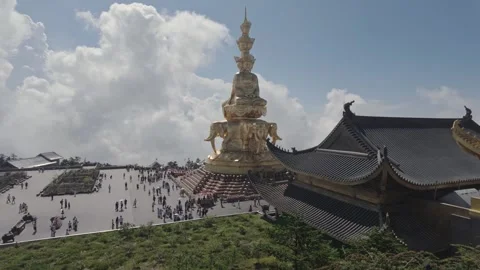 Golden Multi Faced Statue Overlooking Mountain Plaza Vídeo Stock 331124178