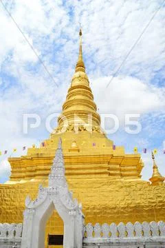 Golden pagoda at wat phra that chae haeng Stock Photos