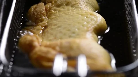 Golden panzerotto deep-frying in bubbling oil, close-up view, showing crisp.. 動画素材 291367906