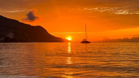 Golden Path Reflection on Ripe Ocean Water Under a Blazing Sunset Sky Foto stock