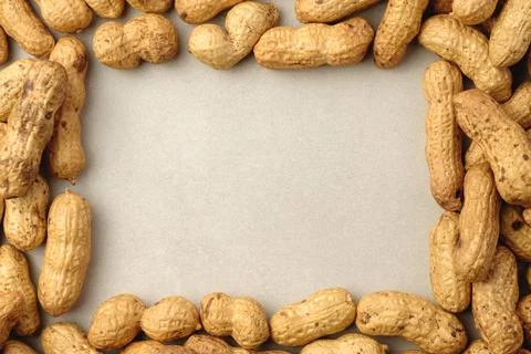 Golden peanuts frame a textured surface, adding culinary charm Foto stock