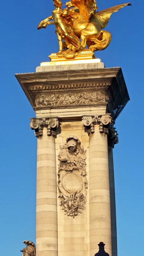 Golden Pegasus Statue on Pont Alexandre III Column in Paris, France Stockbeeldmateriaal 344419136