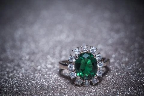 Golden Ring with Emerald Retro Foto stock