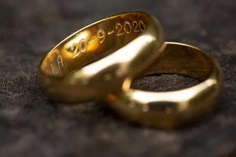 Golden ring with engraved dates Foto stock