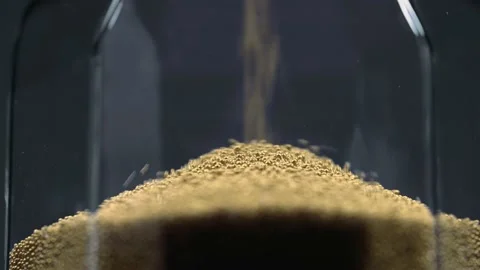 Golden sand quickly falls inside the hourglass filling it close up Vidéo 172344175