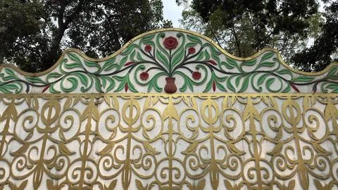 Golden Scrollwork Wall Decoration with Embossed Floral Vase and Red Blooms Stock-Fotos