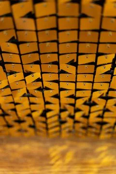 Golden Sequin wall with light reflection for luxury interior wall decoration. Foto stock