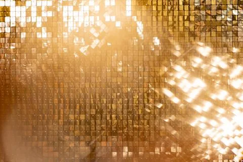 Golden Sequin wall with light reflection for luxury interior wall decoration. Foto stock
